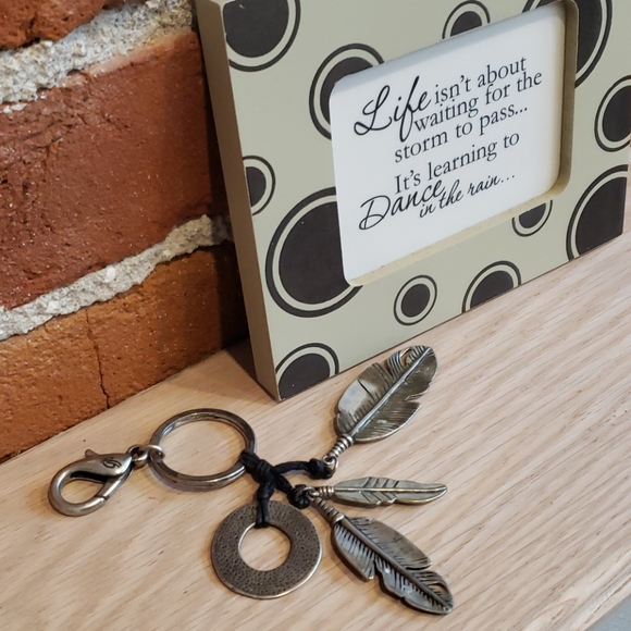 NWT Grace Adele feather bag clip/keychain - Picture 6 of 10